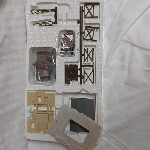 LifeLike Trains 'The HO Scale Western Homestead' - Picture 3 of 7